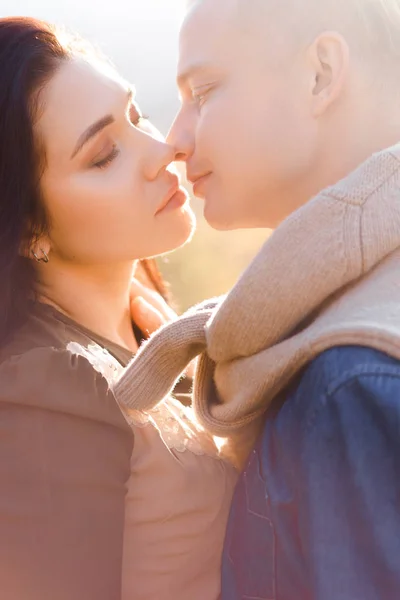 Gün batımında sevgili bir çift. Şık bir erkek arkadaş ve kız arkadaş öpüşüyor.. — Stok fotoğraf