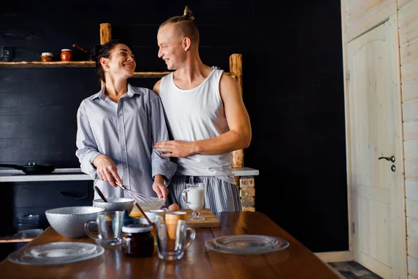 Egy pár reggelit készít otthon. A lány és a srác együtt élnek.. — Stock Fotó