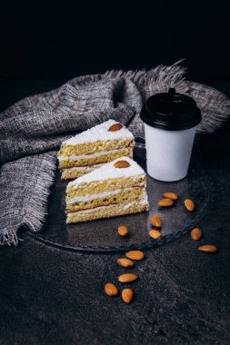 Gri arka planda iki dilim ballı turta ve mendallı kahve süslemesi..