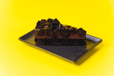 Sarı arka planda çikolatalı turta ve mendal kahve süslemesi..