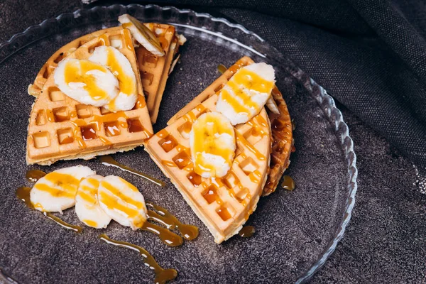 Beton gri arka planda muzlu waffle 'lar. — Stok fotoğraf