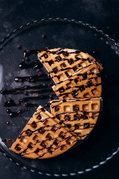 Beton gri arka planda çikolatalı waffle.. — Stok fotoğraf