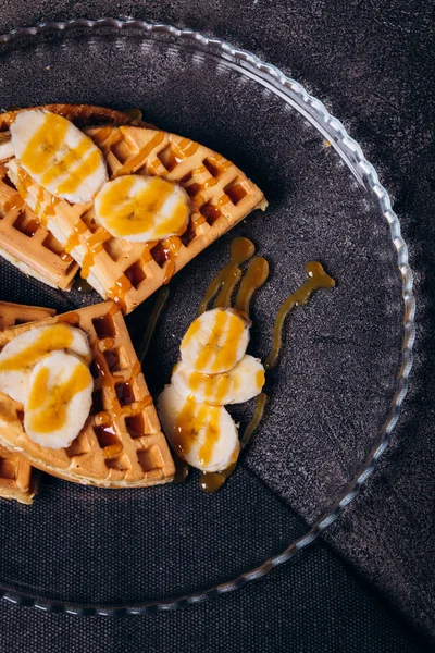 Beton gri arka planda muzlu waffle 'lar. — Stok fotoğraf