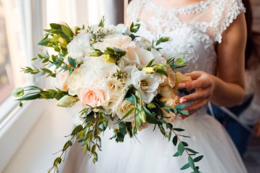 Gelin için klasik bir buket gül. Düğün çiçekleri.