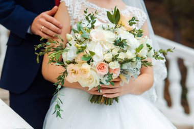 Gelin için klasik bir buket gül. Düğün çiçekleri.