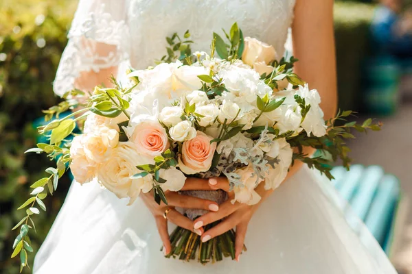Jemná klasická svatební kytice růží pro nevěstu. Svatební květiny. — Stock fotografie