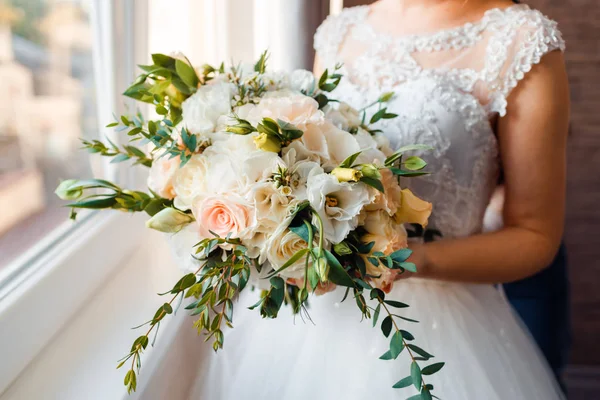 Ніжний класичний весільний букет з троянд для нареченої. Весільні квіти . — стокове фото