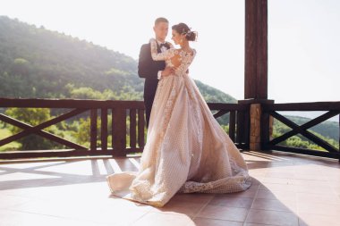 Gençlerin ilk dansı. Gelin ve damat ilk danslarını yapıyorlar..