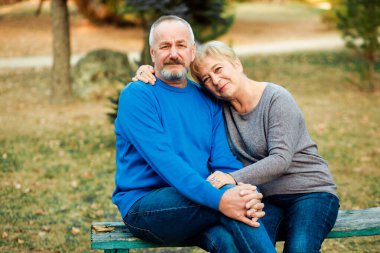 Yaşlı çift parkta yürür. Mutlu yaşlılar..