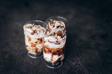 Bardakta çikolata kremalı tatlı. Diyet karşıtı.