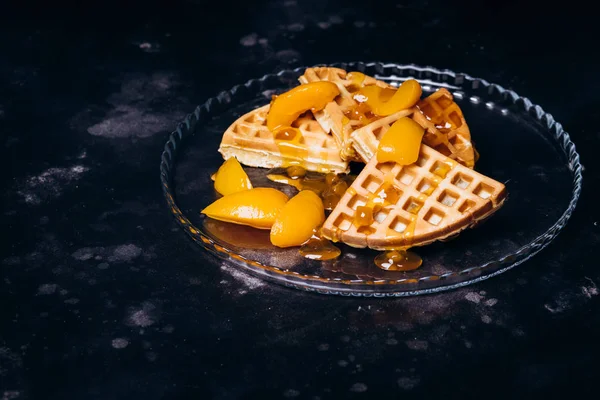 Siyah arka planda kahvaltıda şeftalili waffle.. — Stok fotoğraf