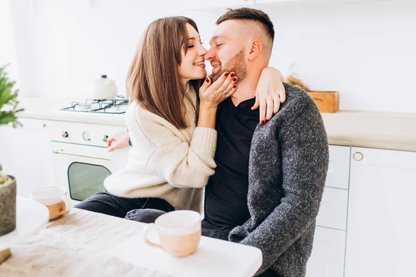 Beijos amorosos na cozinha. Casal na mesa de jantar . — Fotografia de Stock