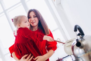 Anne ve kızı mutfakta, parlak bir dairede ya da evde..