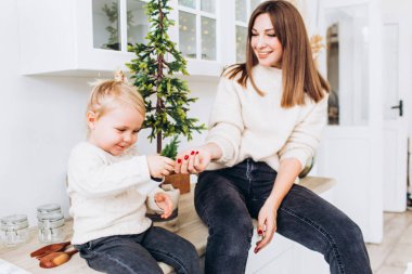 Anne ve kızı mutfakta, parlak bir dairede ya da evde..