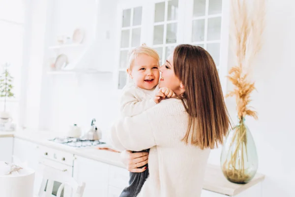 Mama i córka w kuchni w jasnym mieszkaniu lub domu. — Zdjęcie stockowe