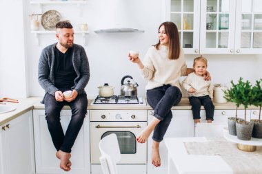 Parlak bir mutfakta mutlu bir aile. Mutlu çocukluk.