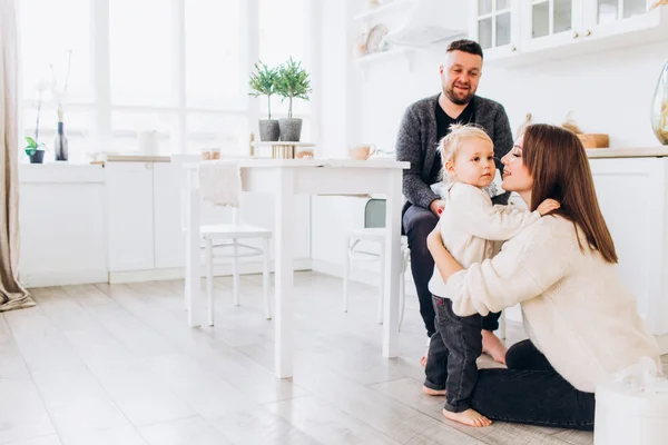 Lycklig familj i ett ljust kök. Lycklig barndom. — Stockfoto