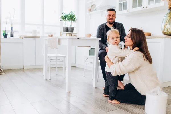 Família feliz em uma cozinha brilhante. Infância feliz . — Fotografia de Stock