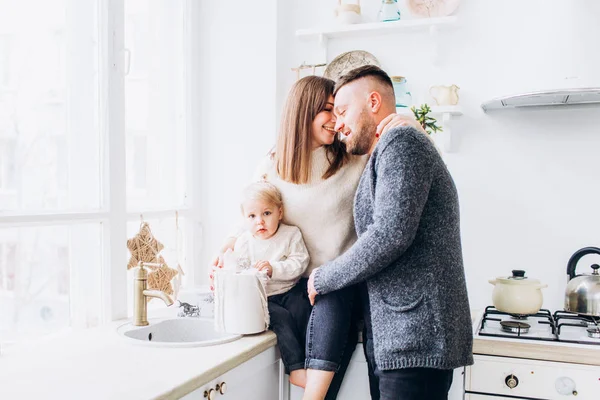 Happy family in a bright kitchen. Happy childhood. — Stock Photo, Image
