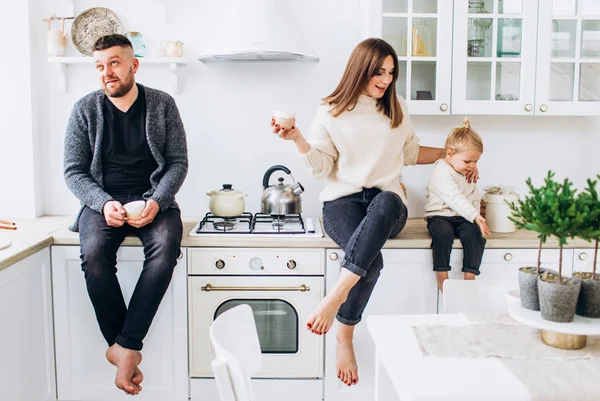 Boldog család egy fényes konyhában. Boldog gyermekkort!. — Stock Fotó