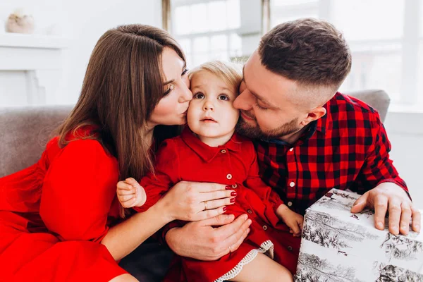 Lycklig familj i röd klänning. Lycklig barndom. — Stockfoto