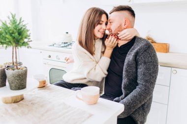 Sevgi dolu çift mutfakta çay içer. İlişkiler. Genç aile.