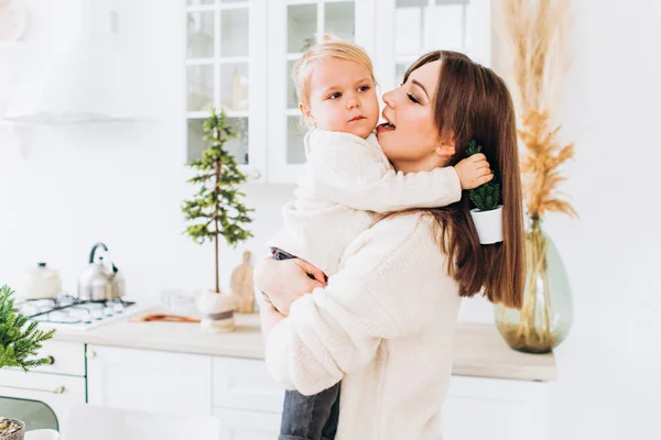 Mom and daughter in the kitchen in a bright apartment or house. — Stock Photo, Image