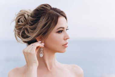 Deniz kıyısında birbirini seven bir çift. Düğün için. Yeni evliler.