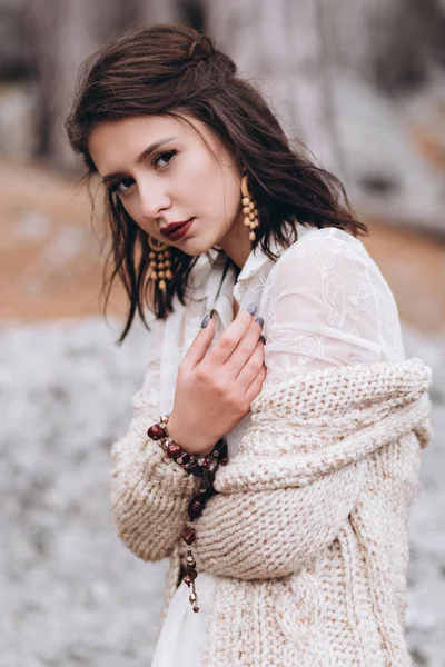 Girl in boho style on a background of autumn forest. — Stock Photo, Image