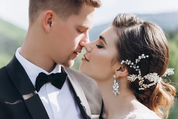 Beijo amor noiva e noivo. Felizes juntos — Fotografia de Stock