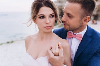 Deniz kıyısında birbirini seven bir çift. Düğün için. Yeni evliler.