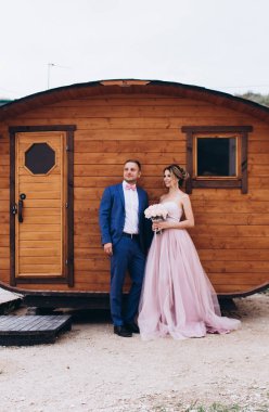 Deniz kıyısında, ahşap evin yanında birbirini seven bir çift. Düğün için. Yeni evliler.