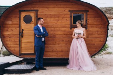 Deniz kıyısında, ahşap evin yanında birbirini seven bir çift. Düğün için. Yeni evliler.