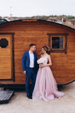 Deniz kıyısında, ahşap evin yanında birbirini seven bir çift. Düğün için. Yeni evliler.