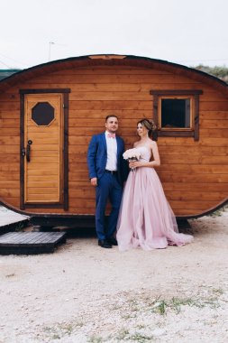 Deniz kıyısında, ahşap evin yanında birbirini seven bir çift. Düğün için. Yeni evliler.