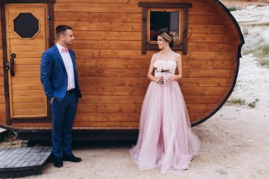 Deniz kıyısında birbirini seven bir çift. Düğün için. Yeni evliler.