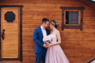 Deniz kıyısında, ahşap evin yanında birbirini seven bir çift. Düğün için. Yeni evliler.