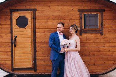 Deniz kıyısında, ahşap evin yanında birbirini seven bir çift. Düğün için. Yeni evliler.