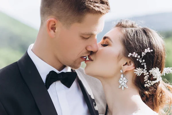 Beijo amor noiva e noivo. Felizes juntos — Fotografia de Stock