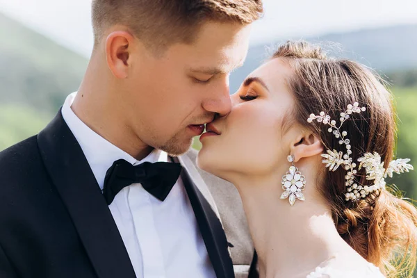 Beijo amor noiva e noivo. Felizes juntos — Fotografia de Stock