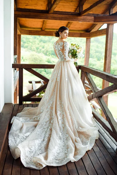 壮大な、白い、長い列車とのウェディングドレスの花嫁. — ストック写真