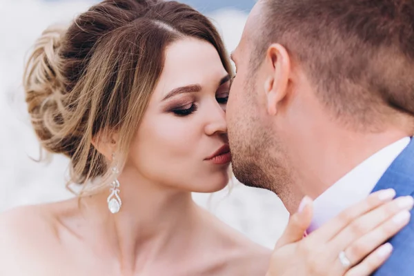 Um casal amoroso à beira-mar. Casamento. Recém-casados . — Fotografia de Stock