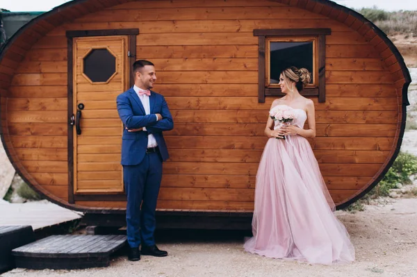 Deniz kıyısında, ahşap evin yanında birbirini seven bir çift. Düğün için. Yeni evliler.