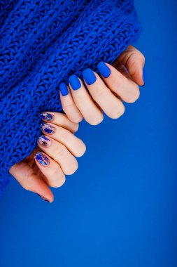 Klasik mavi manikür. Yılın trendi bu. Renk 2020.