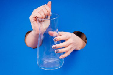 Mavi arka planda mavi bir manikür, yuvarlak mavi gözlüklü.. 