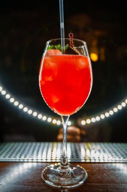 Parlak kırmızı alkollü kokteyller. Kırmızı meyve püresi. Alkol çeşitleri. Çubuk.