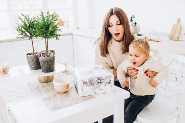 Mamma och dotter i lägenheten eller huset. — Stockfoto