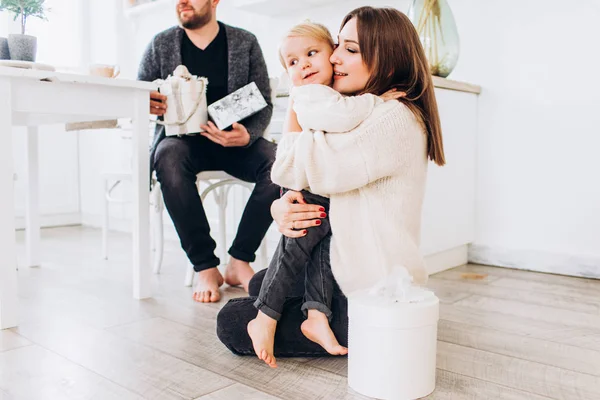 Lycklig familj i ett ljust kök. Lycklig barndom. — Stockfoto