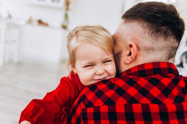 Baba ve kızı. En iyi baba. Baba kızına bir hediye veriyor..