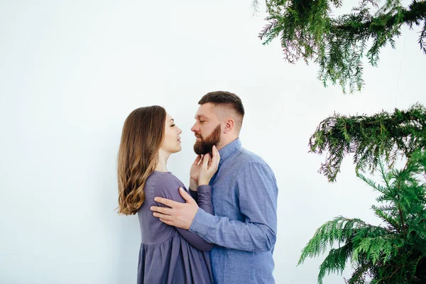 Pareja cariñosa en ropa azul se miran . —  Fotos de Stock